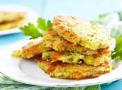 Хрустящие оладьи из молодой капусты