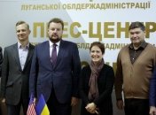 Посол США посетила единственный КПВВ через линию разграничения в Луганской области