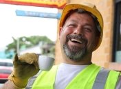 Чувства юмора у этого мужчины не занимать: простой строитель стал звездой Instagram