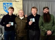 Бойцы 128-й отдельной тяжелой механизированной бригады "Дике Поле" отметили Михаила Реву и его сына Андрея за поддержку армии