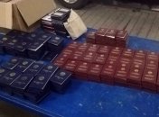 Украинец пытался провезти за границу 900 старых паспортов