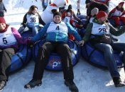 Ничто нам не помешает: В Тернополе устроили массовый съезд на сноутюбах (Фото)