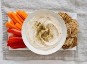 Квасоля, олія, лимон та цибуля — все що потрібно для приготування цієї пікантної страви