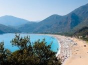 "Очень странно лежать на соседних шезлонгах с россиянами": украинский журналист взбудоражил сеть постом об отдыхе в Турции