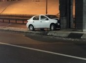 В Киеве автомобиль въехал в опору путепровода