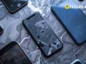 Треснувший экран не только портит внешний вид гаджета, но и может привести к более серьезным проблемам (фото создано с помощью ИИ)