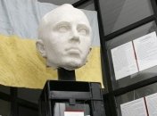 На Львовщине повредили памятник Степану Бандере