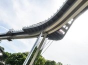 Скоро откроют стеклянные секции пешеходного моста в Киев