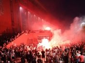 Ливерпуль on fire: тысячи фанатов отпраздновали победу в АПЛ (Фото, Видео)