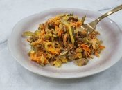 Салат із печінки з морквою та маринованими огірками можна сміливо готувати до святкового столу