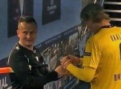 Рефери, взявший автограф у Холанда, продает карточки с подписями звезд для спасения больных детей