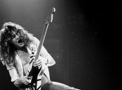 В США умер легендарный гитарист Эдди Ван Хален