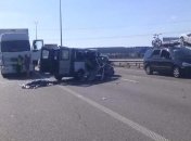 Под Киевом микроавтобус влетел в фуру, есть погибший