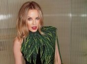 В чулках в сеточку и крошечных шортах: 53-летняя Кайли Миноуг засветила стройные ноги (фото) 