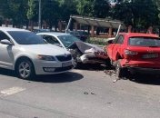 Трьох осіб поранено осколками: водія, що протаранив зупинку в Одесі, звинуватили в пияцтві