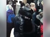 В ход пошла старая схема: кража телефона в Макдональдс попала на видео