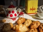 Сирні пиріжки з вишнею — готуються швидко, а з’їдаються ще швидше