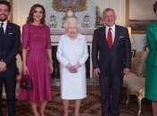 Королева Британии Елизавета ІІ вышла на публику с огромным синяком на руке