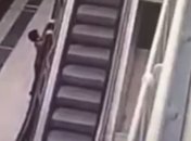 В Москве маленький ребенок сорвался с высоты, устроив "покатушки" на эскалаторе (видео)