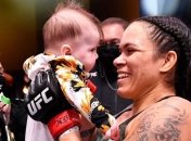 Чемпионка UFC за полраунда избила соперницу (видео)