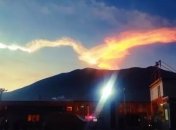 Загадочный огненный шар с грохотом пронесся в небе над Китаем: видео и версии