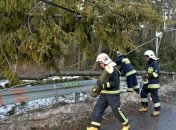 Из-за урагана в Грузии сорваны крыши домов и обесточены села