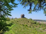 Камінь-велетень в селі Підкамінь