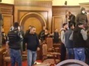 Капитуляция Пашиняна вызвала протесты в Ереване: в здании правительства устроили погром