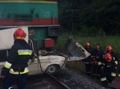 На Львовщине поезд раздавил легковушку, погибли три человека