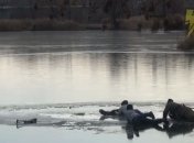 Еще несколько минут и был бы труп: спасение провалившегося под тонкий лед рыбака попало на видео