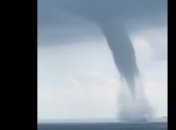 Корабль чудом не затянуло в проходящий рядом водяной смерч: опасный момент попал на видео