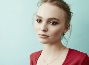 Лили Роуз Депп снялась для своей первой обложки Vogue (Видео)