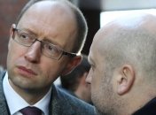 Турчинов и Яценюк у ЦКБ № 5 выпустили в небо голубей и баннер 