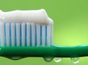 Врачи рассказали, чем опасны отбеливающие зубные пасты 