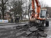 Вместо ремонта дороги на Закарпатье раскопали старую дорогу из брусчатки