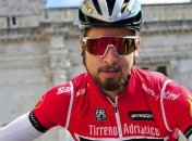 Чемпион мира чуть не переехал на велосипеде собачницу во время гонки (Видео)