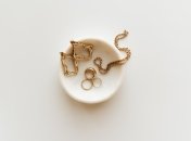 Сережки-гвоздики та браслети-кафи — завжди у тренді