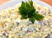 Рецепт дня: салат с ветчиной, солеными огурцами, яйцами и сыром