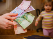 В Україні виплати, які не стосуються забезпечення військових, перейшли на другий план через збройну агресію рф