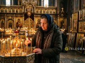 Женщина поминает близкого человека