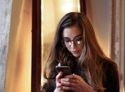 Дівчина з телефоном