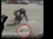 В Киеве маршрутчик проучил пассажира, который отказался платить за проезд (видео)