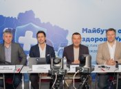 Участники круглого стола «Будущее здравоохранения Украины: вызовы, равные правила и диалог государства и бизнеса» во время дискуссии.