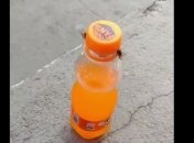"Командная работа": две пчелы открутили бутылку "фанты" и повеселили сеть (видео)
