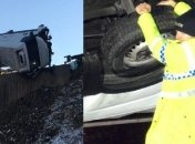 Полицейский удержал фургон с водителем от падения с моста