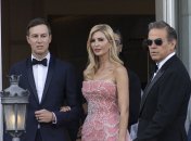 Иванка Трамп с мужем Джаредом Кушнером (слева)