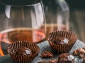 Медики назвали два вкусных продукта, которые спасут от морщин