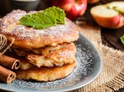 Яблочные оладьи