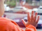 В Запорожье из окна выпал ребенок