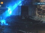 На Грушевского правоохранители включили два мощных пожекторы